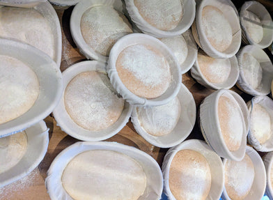 zuurdesembrood in de houtoven