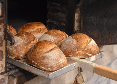 zuurdesembrood in de houtoven